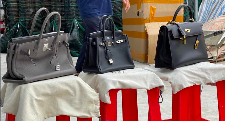 Túi xách nhái nhãn hiệu Hermès, LV, Chanel bị cơ quan chức năng thu giữ.