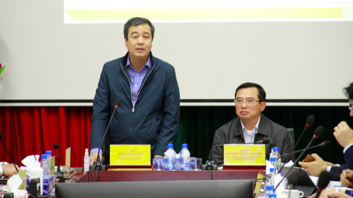 Ông Ngô Đông Hải, Bí thư Tỉnh ủy Thái Bình (đứng) và Chủ tịch Petrovietnam Hoàng Quốc Vượng chủ trì cuộc họp giao ban dự án nhà máy Nhiệt điện Thái Bình 2, hôm 23/3.