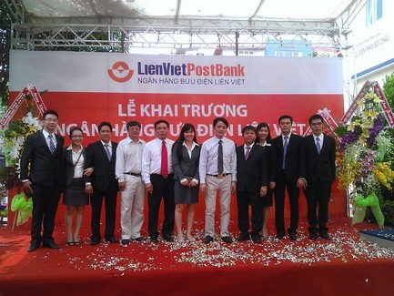 TS.Nguyễn Đức Hưởng, Phó Chủ tịch HĐQT Ngân hàng Bưu điện Liên Việt 
chụp ảnh kỷ niệm cùng cán bộ Chi nhánh LienVietPostBank ĐắcLắk trong 
ngày khai trương.