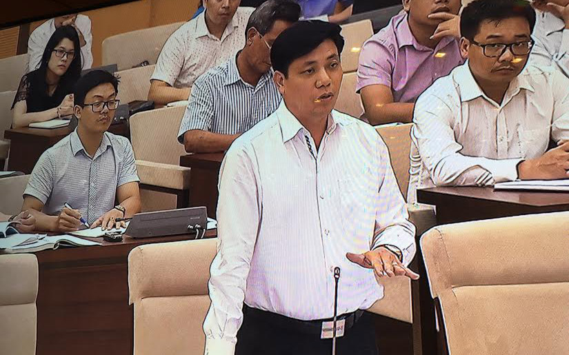 Thứ trưởng Bộ Giao thông vận tải Nguyễn Ngọc Đông phát biểu tại phiên họp.