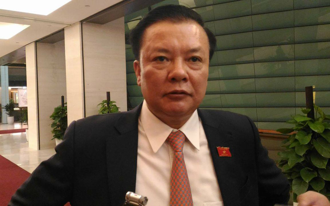 Bộ trưởng Bộ Tài chính Đinh Tiến Dũng bên hành lang Quốc hội.