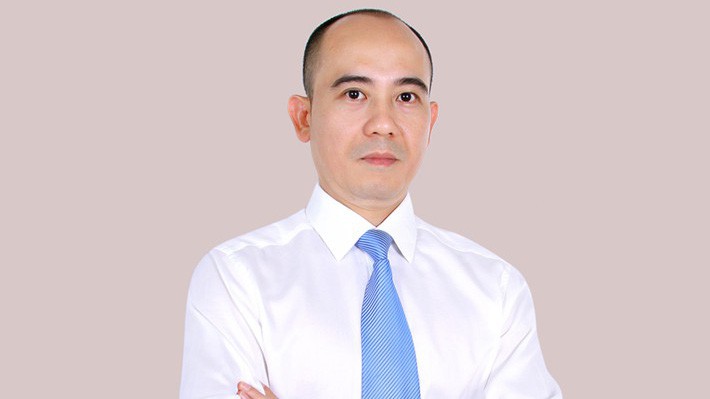 Ông Hoàng Tuấn Tú, sinh năm 1977, tốt nghiệp Thạc sĩ tại trường Đại học tổng hợp Sunderland Vương quốc Anh.