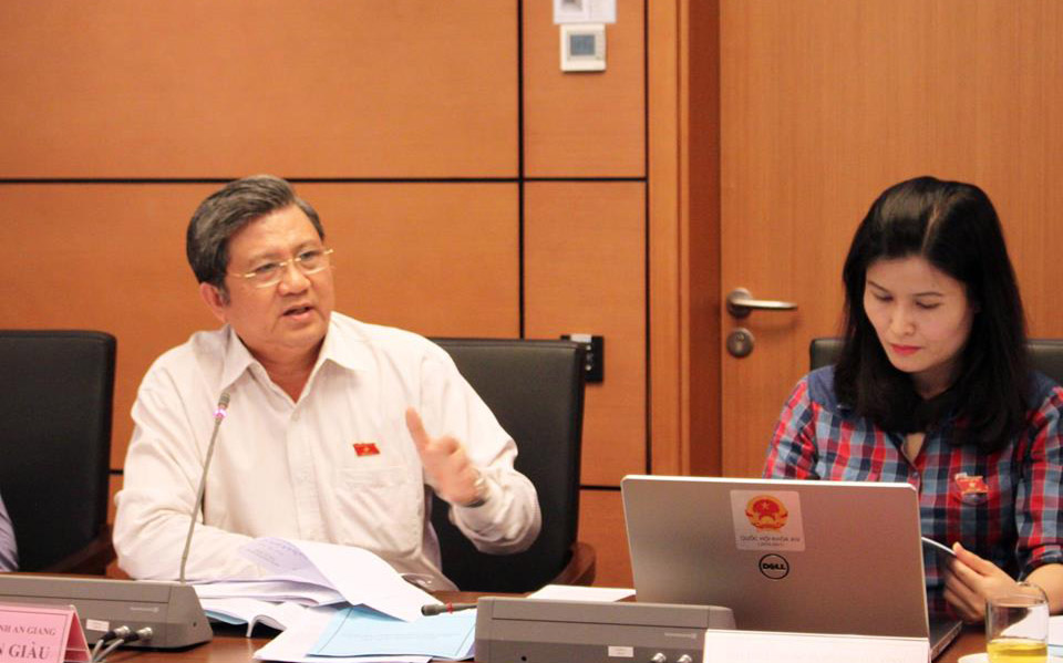 Chủ nhiệm Ủy ban Đối ngoại của Quốc hội, ông Nguyễn Văn Giàu - từng là người tiền nhiệm của ông Nguyễn Văn Bình - tham gia thảo luận tại tổ.