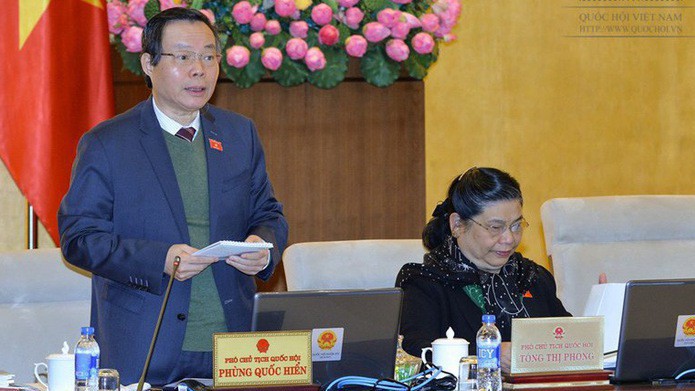 Phó chủ tịch Quốc hội Phùng Quốc Hiển điều hành phiên thảo luận.