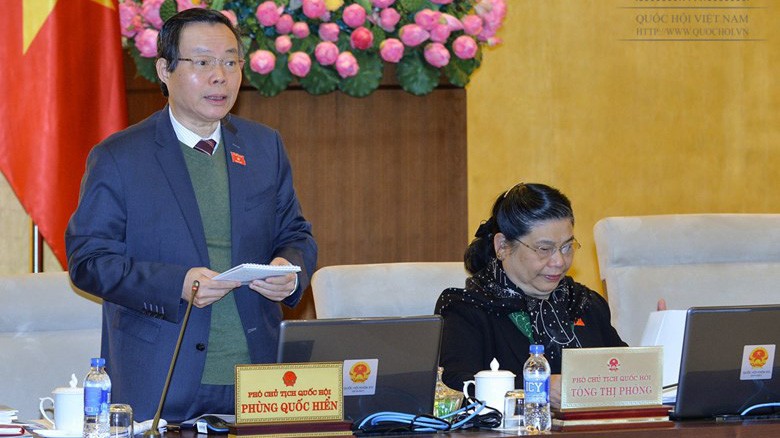 Phó chủ tịch Quốc hội Phùng Quốc Hiển phát biểu tại phiên thảo luận.