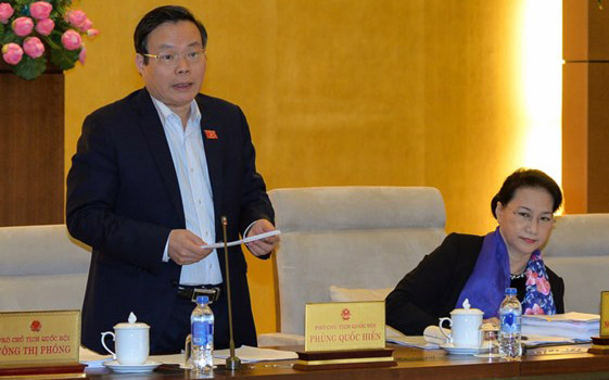 Phó chủ tịch Quốc hội Phùng Quốc Hiển phát biểu tại phiên thảo luận.