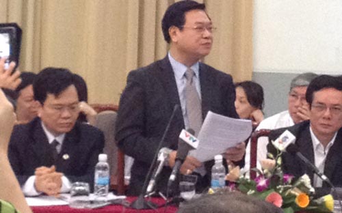 Đều nhất trí hiến định vai trò lãnh đạo của Đảng Cộng sản Việt Nam, một số vị cán bộ mặt trận không đồng tình bỏ quy định vai trò chủ đạo của kinh tế nhà nước - Ảnh: N.H.<br>