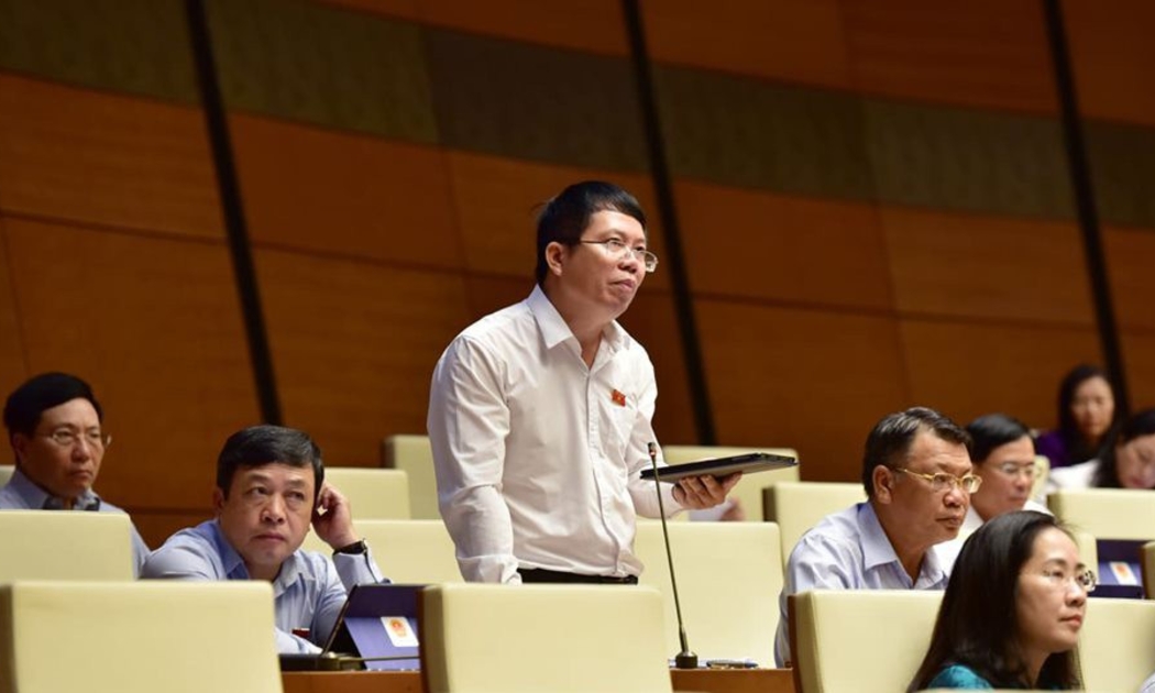 Đại biểu Nguyễn Văn Hiển, Viện trưởng Viện nghiên cứu lập pháp của Uỷ ban Thường vụ Quốc hội phát biểu tại hội trường - Ảnh: QP