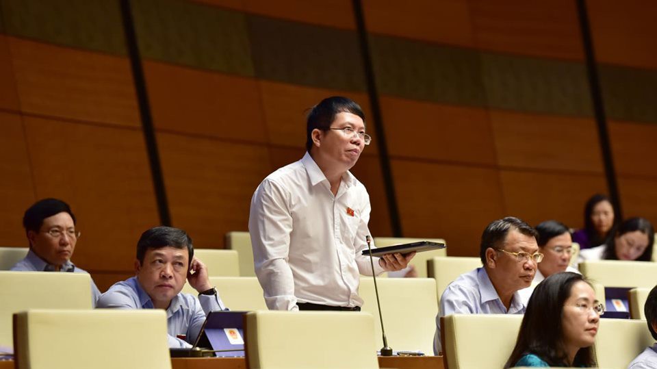 Đại biểu Nguyễn Văn Hiển, Viện trưởng Viện nghiên cứu lập pháp của Uỷ ban Thường vụ Quốc hội phát biểu tại hội trường - Ảnh: QP