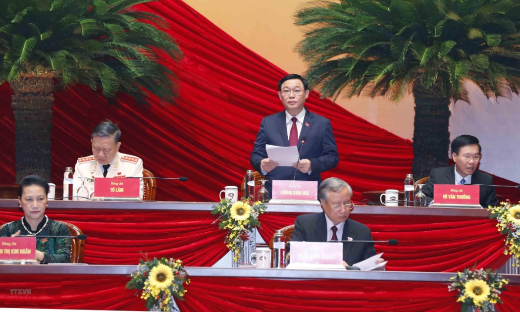 Thay mặt Đoàn Chủ tịch, đồng chí Vương Đình Huệ, Ủy viên Bộ Chính trị, Bí thư Thành ủy Hà Nội, điều hành phiên thảo luận về các dự thảo văn kiện tại Đại hội XIII của Đảng.