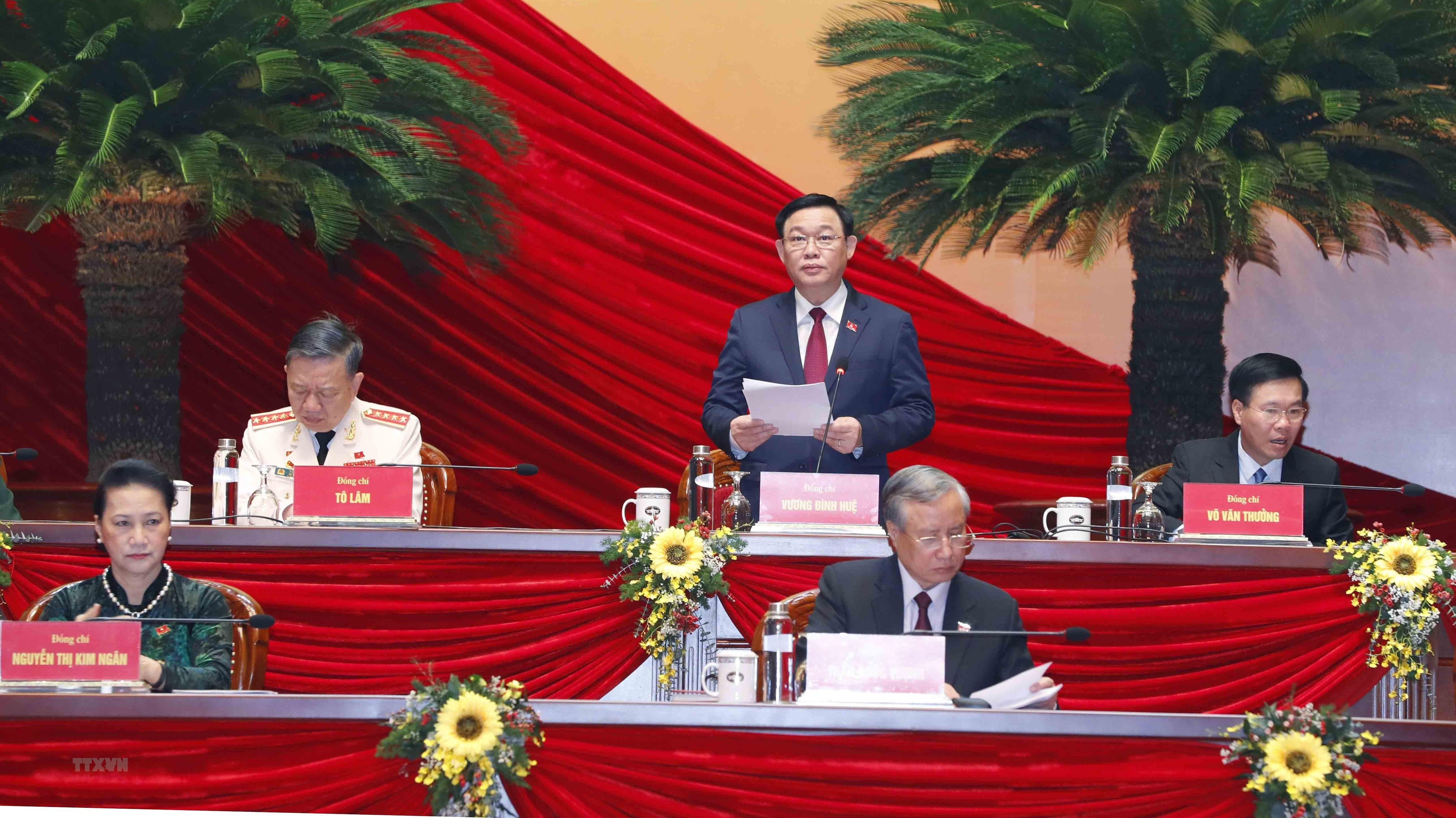 Thay mặt Đoàn Chủ tịch, đồng chí Vương Đình Huệ, Ủy viên Bộ Chính trị, Bí thư Thành ủy Hà Nội, điều hành phiên thảo luận về các dự thảo văn kiện tại Đại hội XIII của Đảng.