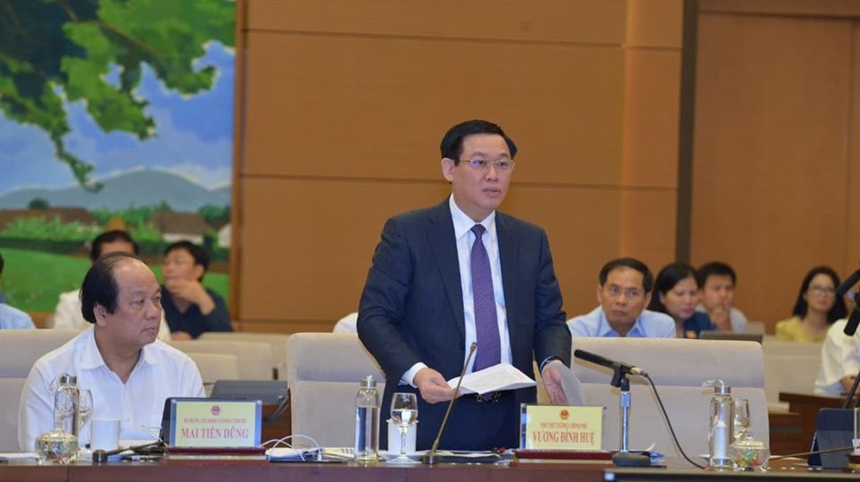 Phó thủ tướng Vương Đình Huệ trả lời chất vấn - Ảnh: Quang Phúc 