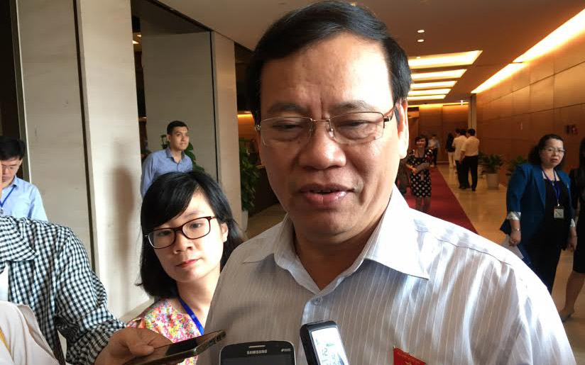 Đại biểu Quốc hội Vũ Trọng Kim bên hành lang Quốc hội.