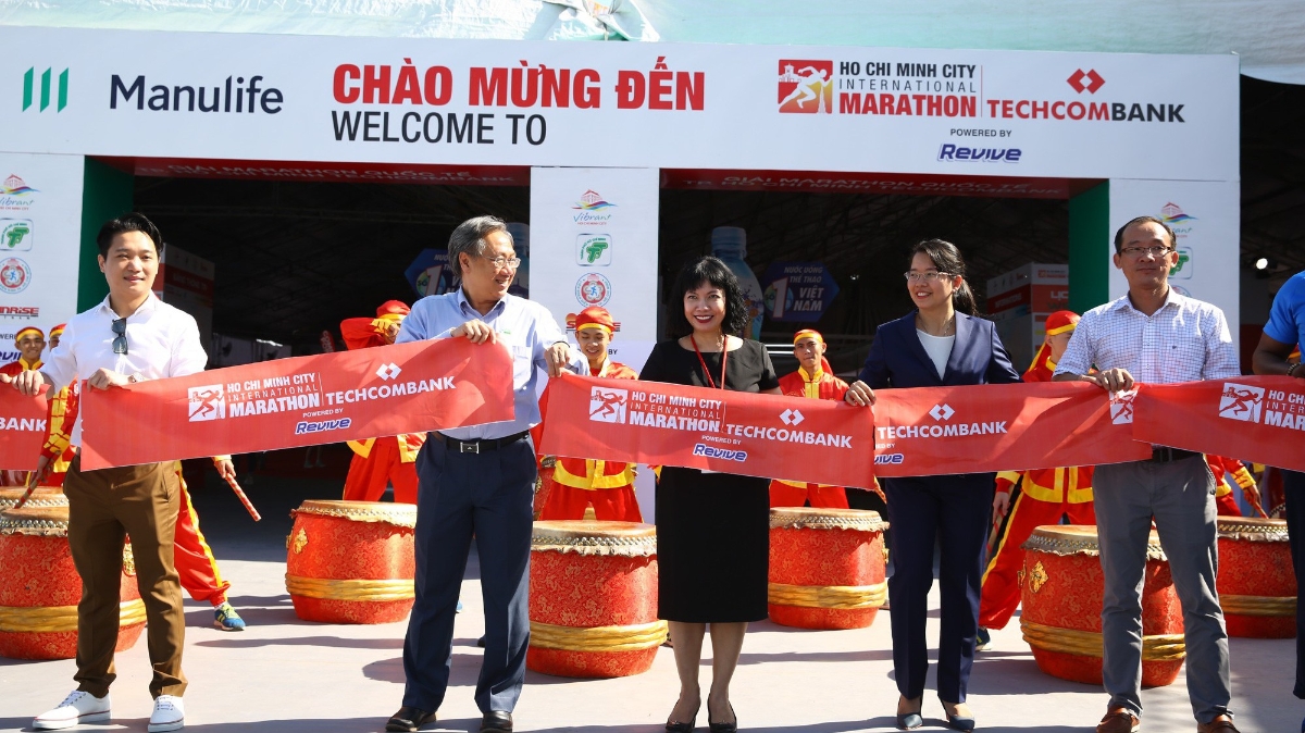 Đại diện ban lãnh đạo Techcombank cùng đại diện Ban ngành cắt băng khai mạc Giải Marathon Quốc tế Tp.HCM Techcombank 2018.