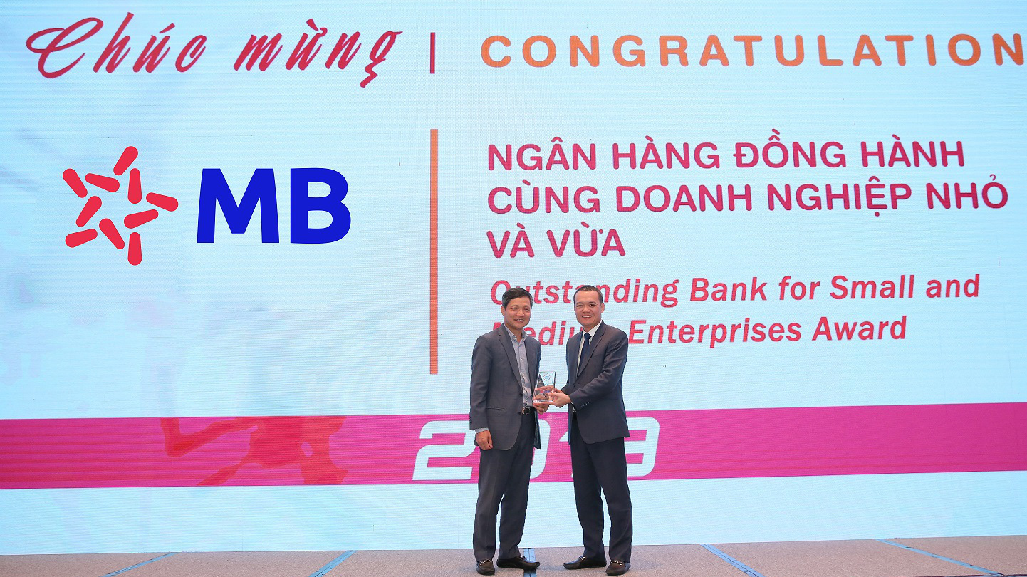 Đại diện lãnh đạo MB nhận giải  ngân hàng đồng hành cùng doanh nghiệp nhỏ và vừa.