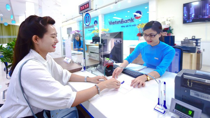 Khách hàng giao dịch tại VietinBank.
