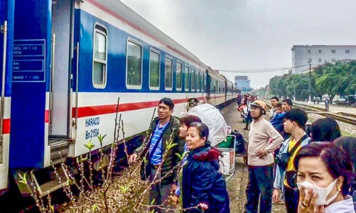 Khách hàng phàn nàn phí trả vé tàu quá cao, Tổng công ty đường sắt nói gì?