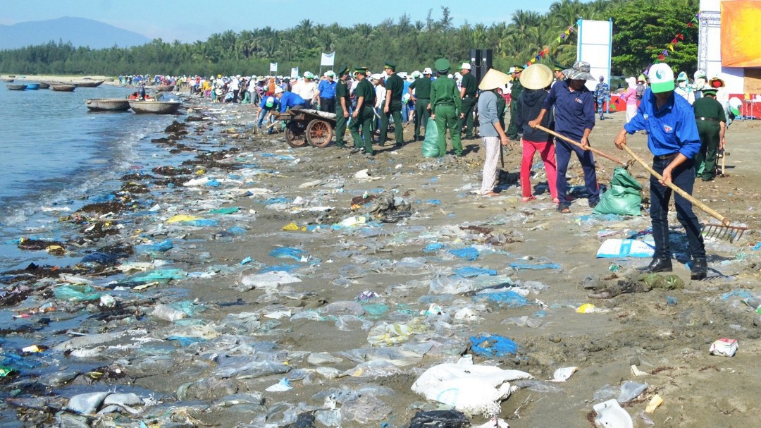 Rác thải nhựa đang được dọn sạch