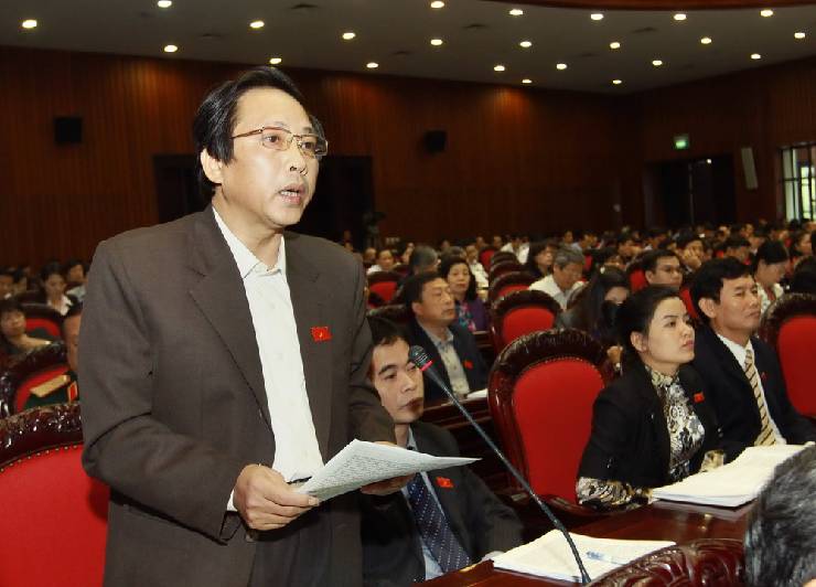 Cùng với đất đai, thu ngân sách hiện đang dựa quá nhiều vào dầu thô, trong khi đây lại là những nguồn tài nguyên thiếu ổn định và có hạn.