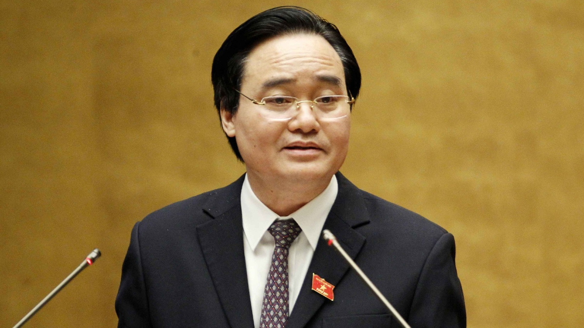 Bộ trưởng Bộ Giáo dục và đào tạo Phùng Xuân Nhạ trình dự án luật.