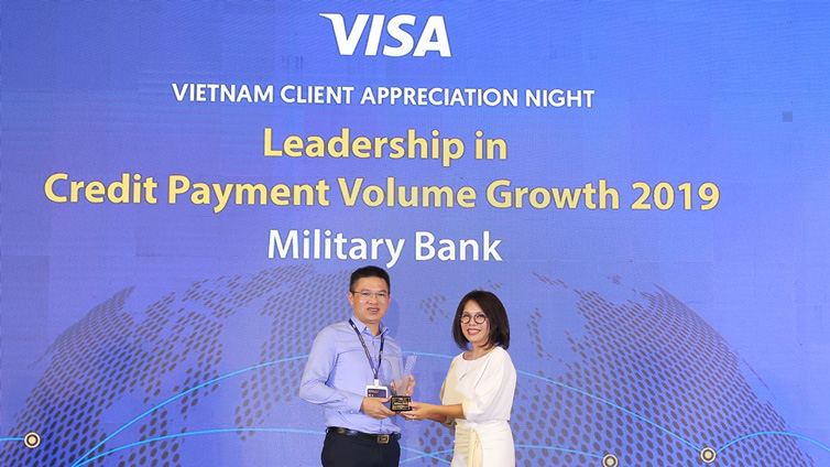 Ông Nguyễn Bá Tuyến - Giám đốc Trung tâm kinh doanh Thẻ MB nhận giải thưởng do Bà Trương Minh Hà - Giám đốc Kinh doanh Visa khu vực Việt Nam và Lào trao tặng.