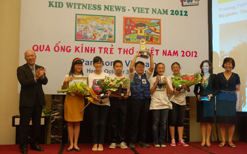 Chương trình “Qua ống kính trẻ thơ” bắt đầu được thực hiện tại Việt Nam 
từ năm 2006 với sự tham gia của học sinh nhiều trường THCS.