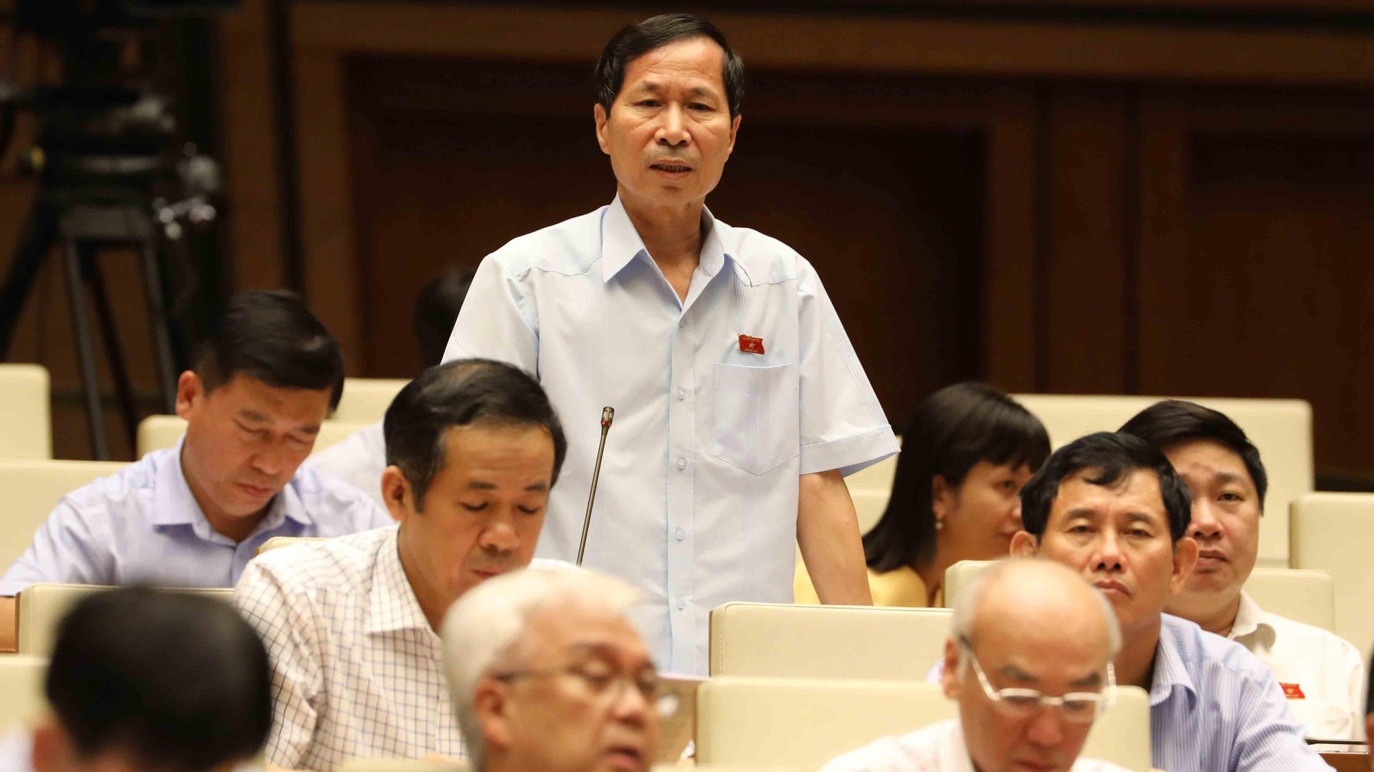 Đại biểu Bùi Văn Phương phát biểu tại hội trường.