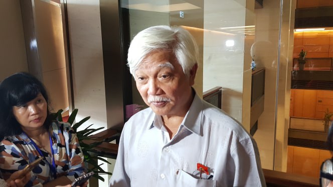 Đại biểu Dương Trung Quốc trao đổi với báo chí bên hành lang Quốc hội.