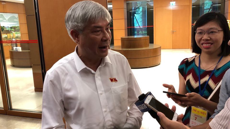 Phó bí thư thường trực Tỉnh uỷ Sơn La Nguyễn Đắc Quỳnh trao đổi với báo chí bên hành lang Quốc hội sáng 31/5.