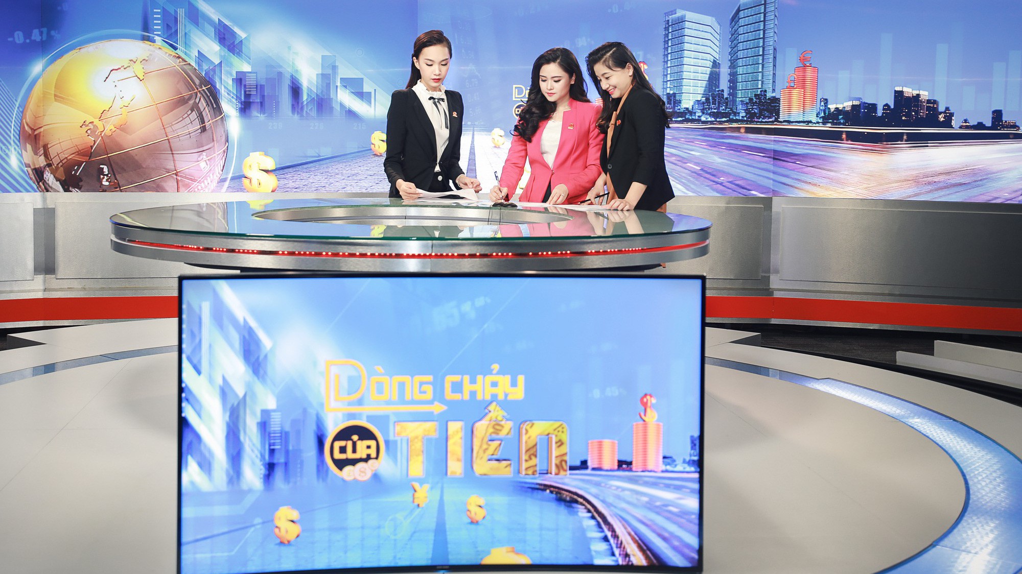 Bản tin không chỉ phỏng vấn những nhà quản lý, các chuyên gia, mà tiếp cận trực tiếp với các nhà đầu tư tài chính giàu kinh nghiệm.