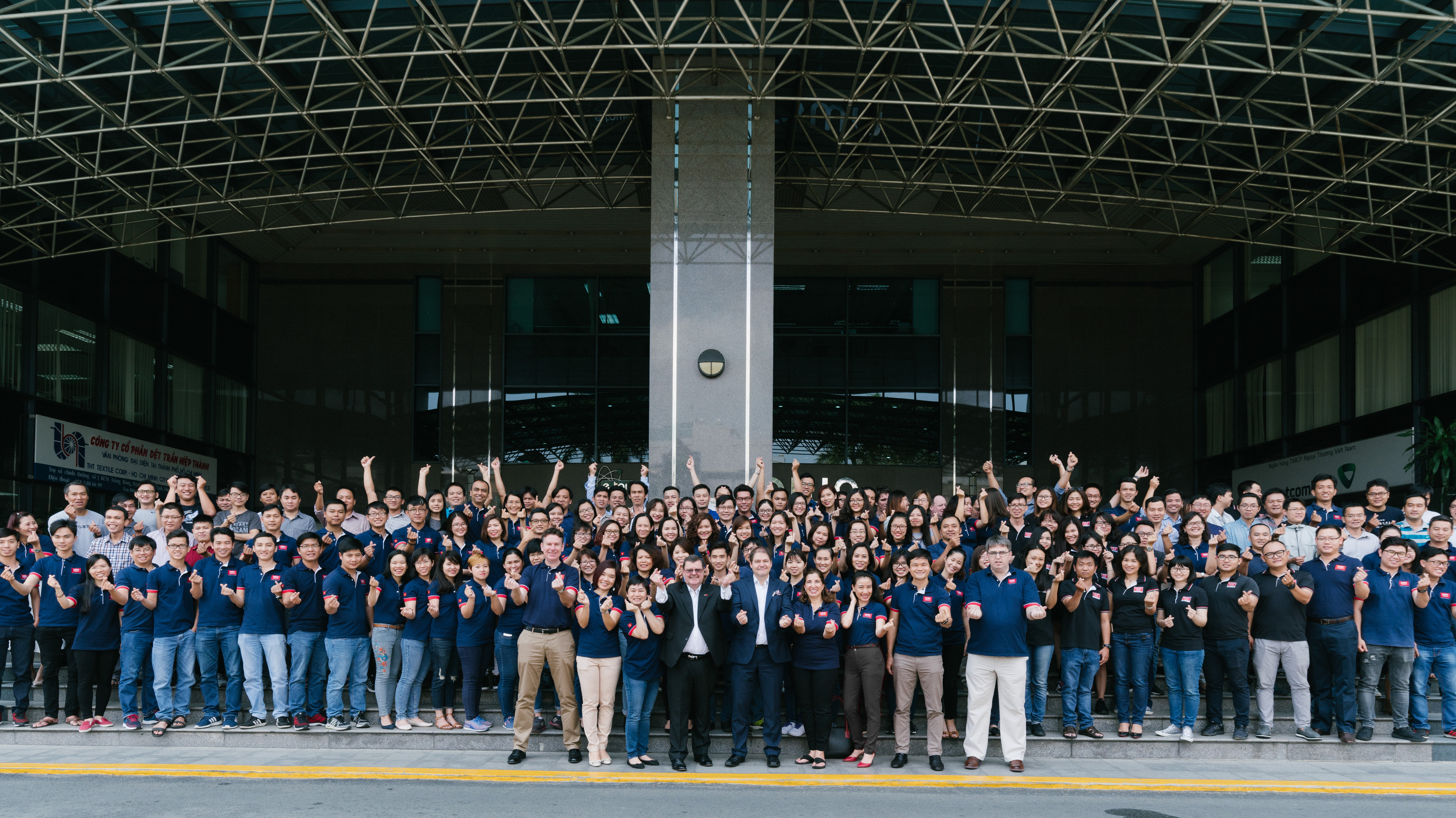 Tập thể lãnh đạo và nhân viên công ty NashTech.