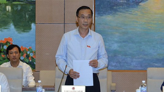 Chủ nhiệm Uỷ ban Kinh tế Vũ Hồng Thanh trình bày báo cáo thẩm tra.