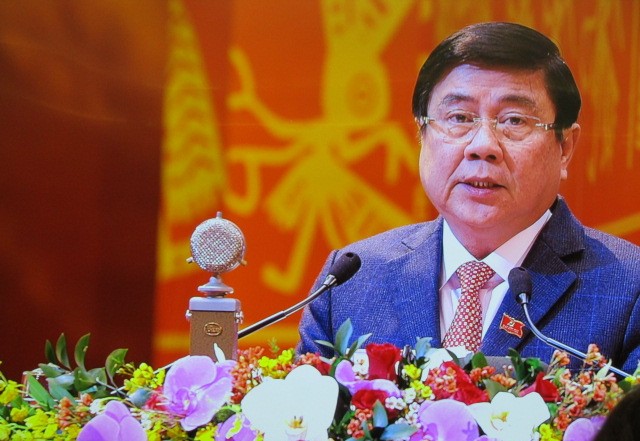 Ủy viên Trung ương Đảng, Phó Bí thư Thành ủy, Chủ tịch Ủy ban Nhân dân Thành phố Hồ Chí Minh Nguyễn Thành Phong tham luận tại Hội trường sáng 27/1