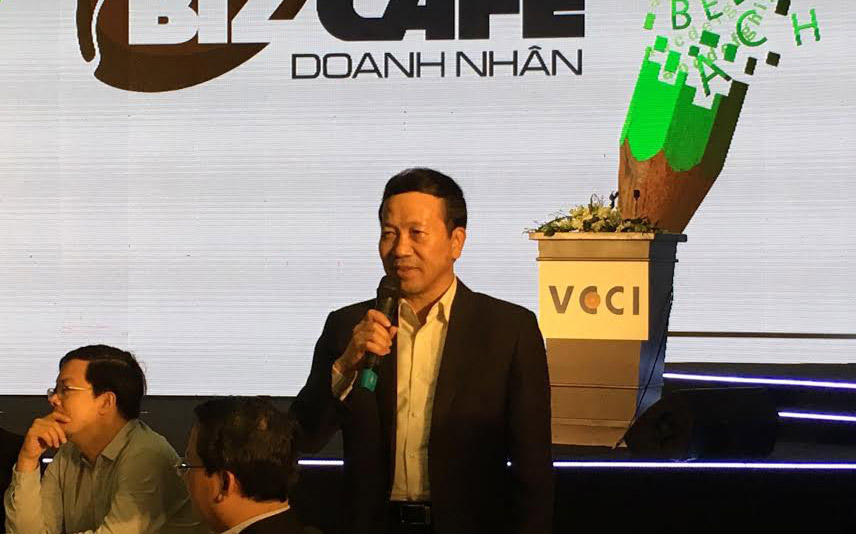 Phó chủ tịch UBND tỉnh Quảng Ninh Nguyễn Văn Thành trao đổi kinh nghiệm tại cà phê doanh nhân sau lễ công bố PCI 2016.