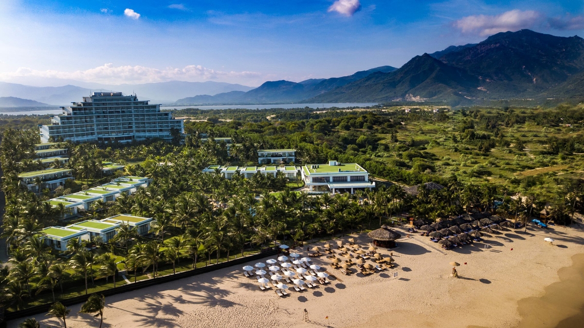 Khung cảnh bình yên và tiện nghi tại Cam Ranh Riviera Beach Resort & Spa.