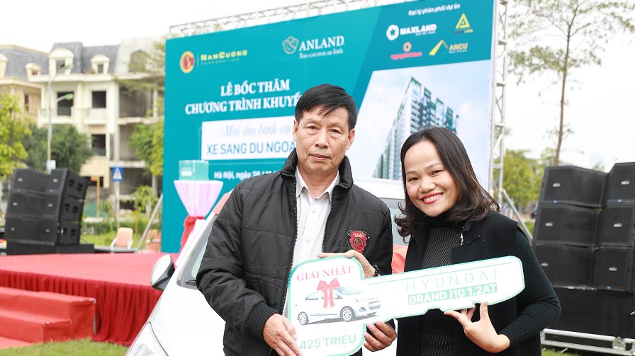 Ông Nguyễn Đình Hùng là khách hàng may mắn nhận giải Nhất trị giá 425 triệu đồng.