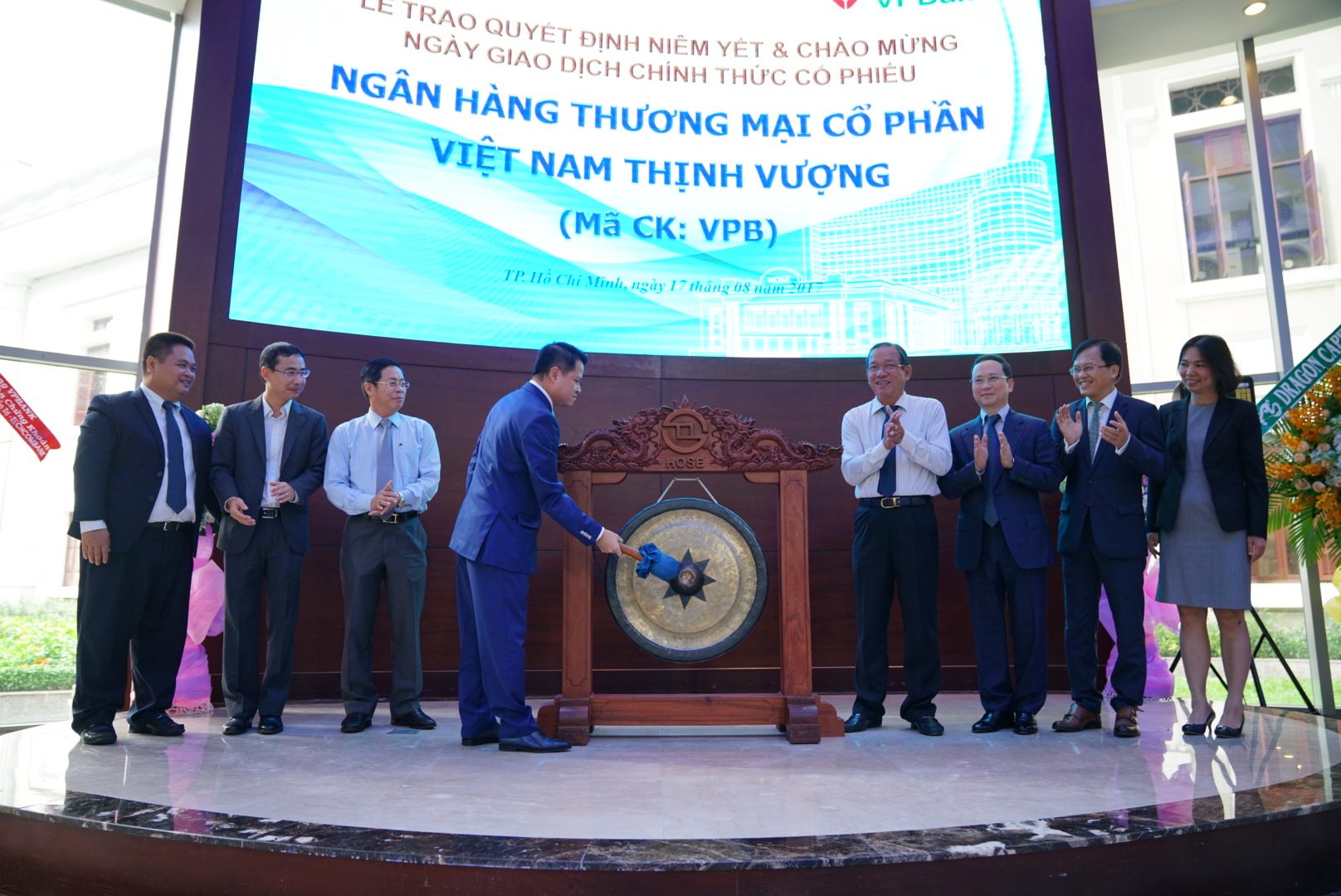 Lợi nhuận trước thuế của riêng ngân hàng VPBank 7 tháng đầu năm nay đạt 
2.340 tỷ đồng, tăng hơn 1.200 tỷ đồng, tương đương 107% so với cùng kỳ 
năm ngoái.