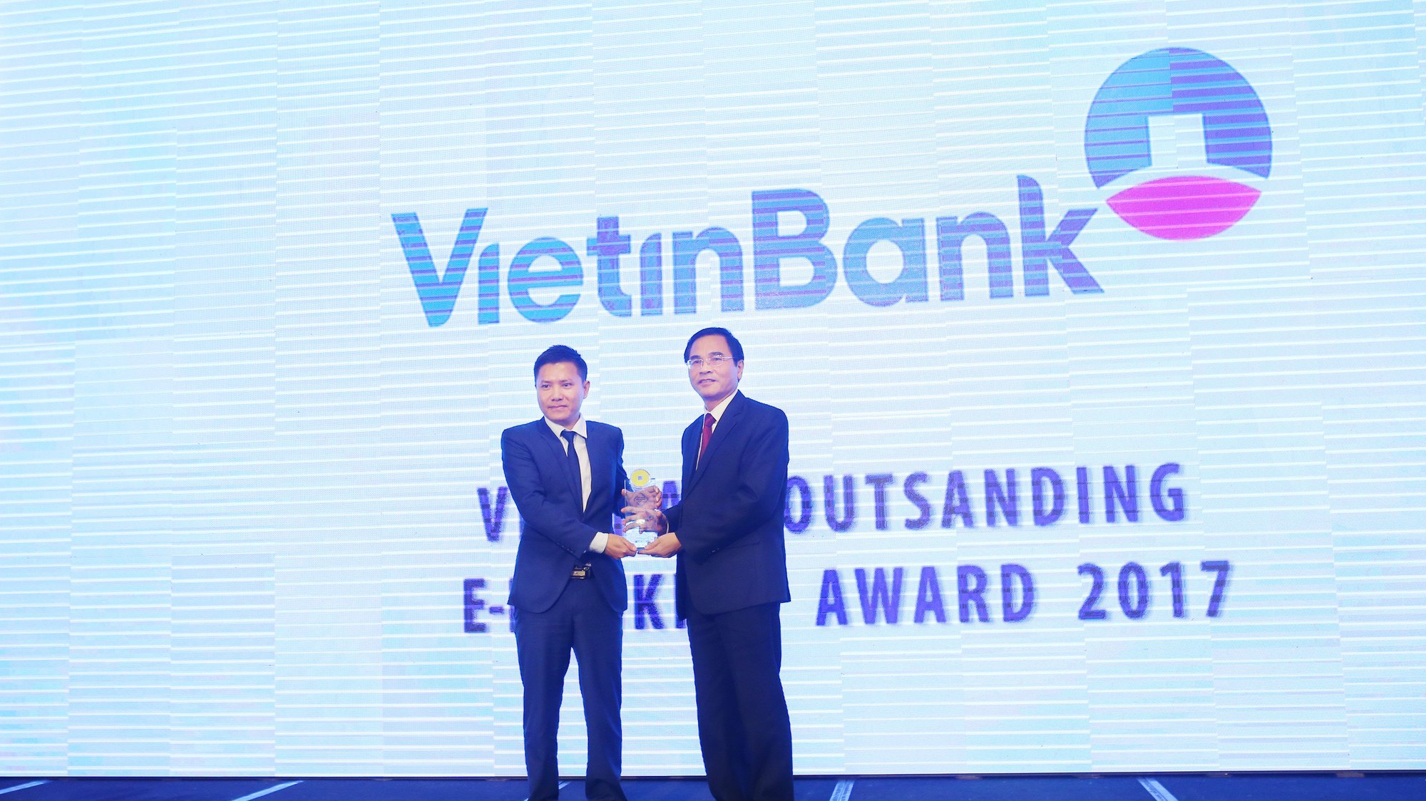 Đại diện VietinBank nhận giải thưởng “Ngân hàng Điện tử tiêu biểu nhất năm 2017”.