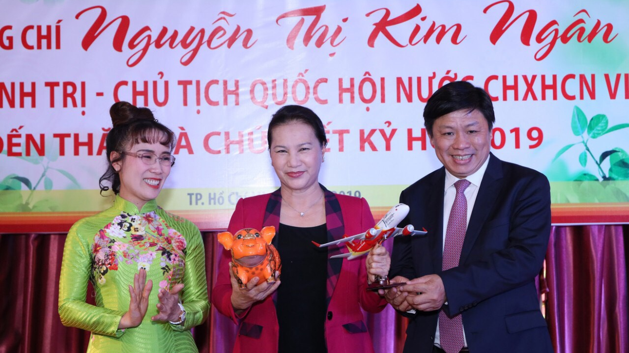 Chủ tịch Quốc Hội mong muốn các đơn vị tiếp tục phát huy hoạt động tốt như thế và đặc biệt giữ vững thương hiệu Vietjet, HDBank không chỉ cho chính các doanh nghiệp mà còn cho ngành hàng không, cho ngành ngân hàng Việt Nam, tiếp tục phát triển, an toàn.