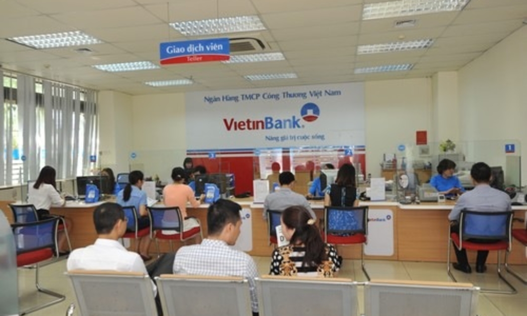 Khách hàng giao dịch tại VietinBank.
