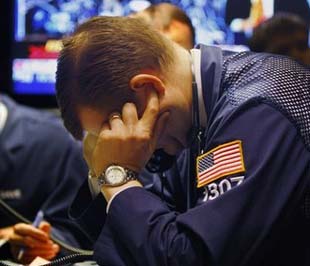 Chứng khoán Mỹ có phiên giảm điểm mạnh nhất trong 7 năm qua - Ảnh: AP.