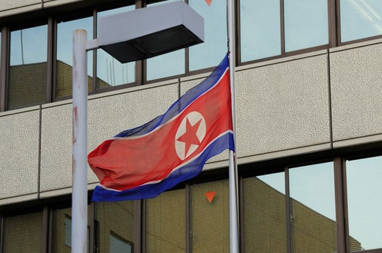 Cờ Triều Tiên bên ngoài trụ sở "đại sứ quán không chính thức" của nước này tại thủ đô Tokyo, Nhật Bản - Ảnh: Getty.