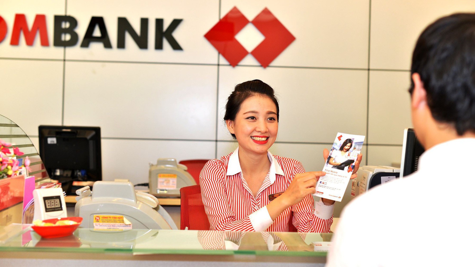 Khách hàng giao dịch tại Techcombank.