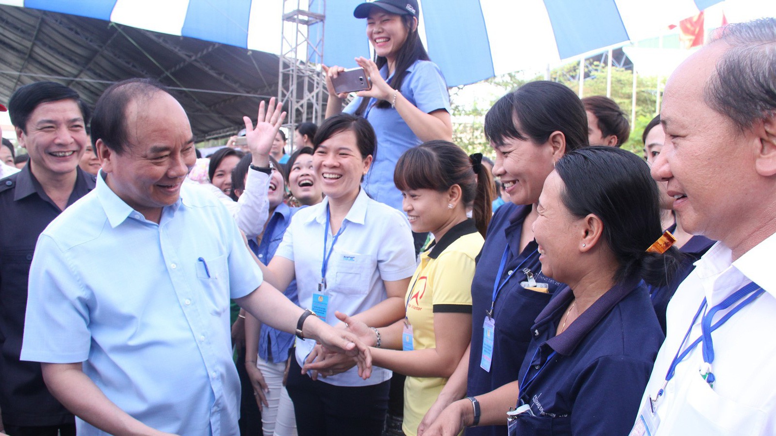 Thủ tướng Nguyễn Xuân Phúc đã đối thoại với công nhân miền Trung và miền Nam trong 2016 và 2017.