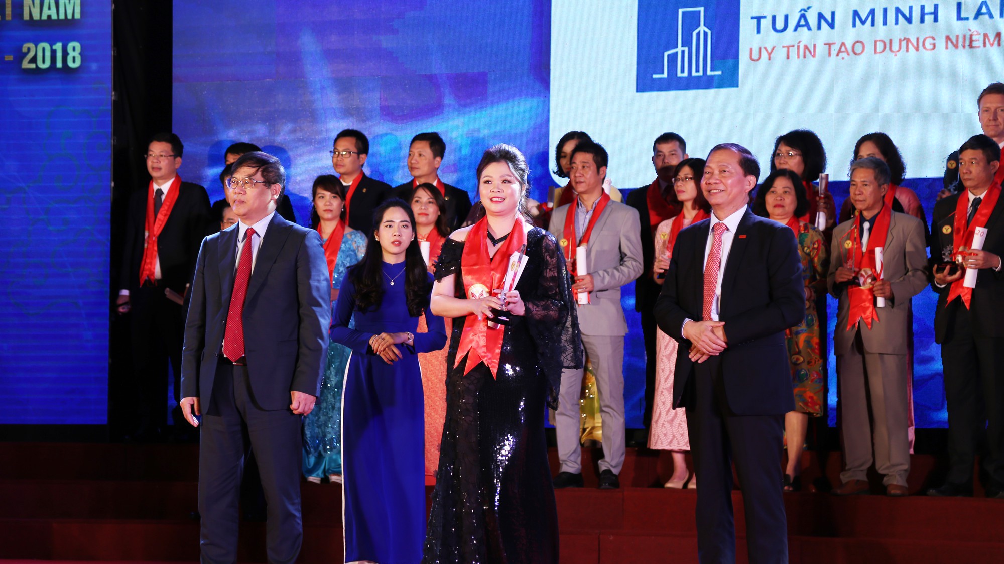Bà Đinh Thị Ngọc Minh - Tổng giám đốc Tuấn Minh Land nhận cúp và chứng nhận danh hiệu "Thương hiệu mạnh Việt Nam 2017 - 2018".