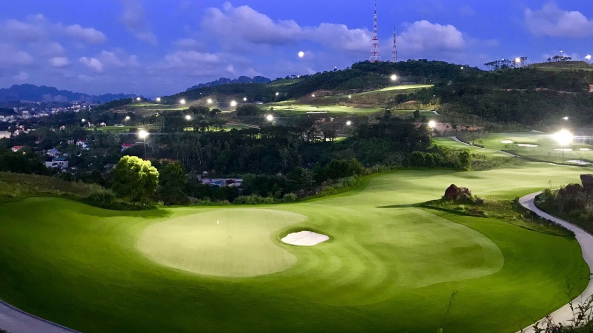 Sân golf FLC Hạ Long Golf Clublung linh về đêm.