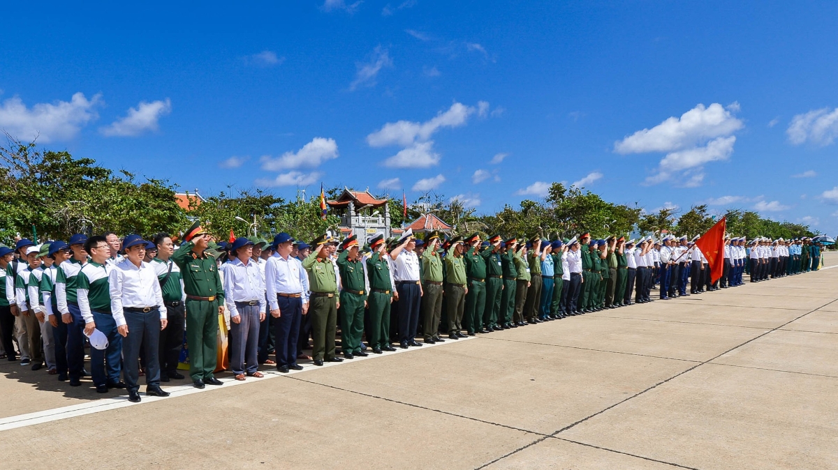 Đoàn Công tác số 13 cùng cán bộ, chiến sỹ trên đảo Trường Sa.