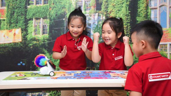 Với E-Robot Coding, trẻ được tư duy theo hướng "giải quyết tối ưu vấn đề" bằng cách phân tích, nhận định vấn đề, sáng tạo trong xử lý để đạt được kết quả tốt nhất, tiết kiệm nguồn lực nhất.