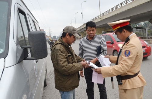 Ngân hàng Nhà nước chủ trì, phối hợp với các Bộ: Công an, Tư pháp, trong
 tháng 8/2017 ban hành văn bản hướng dẫn các tổ chức tín dụng cấp Giấy 
biên nhận nêu trên, bảo đảm chặt chẽ và chỉ cấp 1 bản gốc Giấy biên nhận
 có thời hạn phù hợp với thời hạn thế chấp phương tiện.