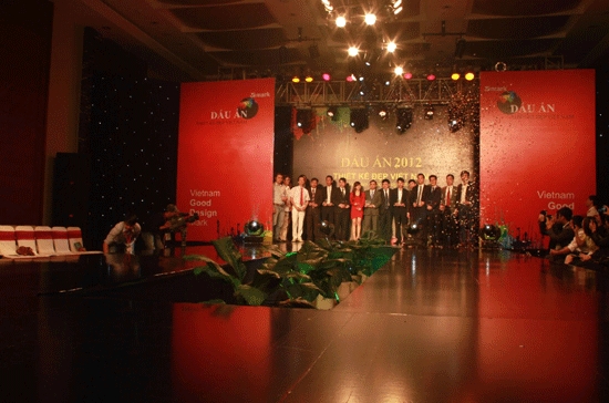 Đại diện doanh nghiệp chụp ảnh lưu niệm cùng Ban tổ chức.